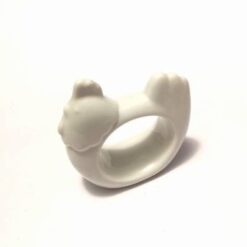 Cocos din ceramica alba, stilizat