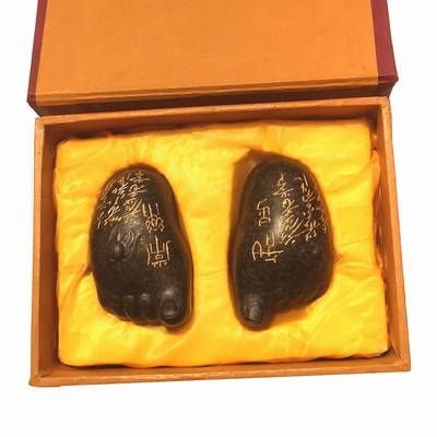 Urmele lui Buddha din rasina cu simboluri aurii Urmele lui Buddha din rasina cu simboluri aurii