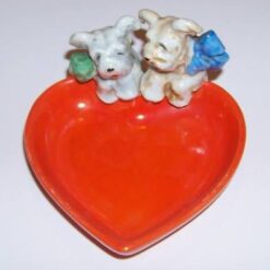 Familie de caini cu inima rosie, din portelan