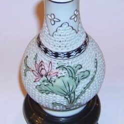 Vaza decorativa din portelan pe suport din portelan negru