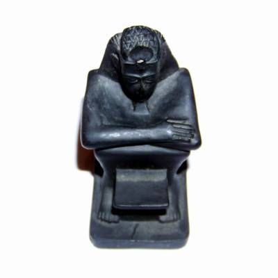 Reprezentarea faraonului Tutankamon din rasina neagra