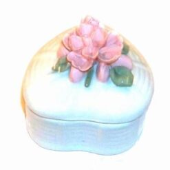 Casetuta din portal cu florile dragostei