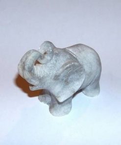 Elefant din piatra cu trompa ridicata